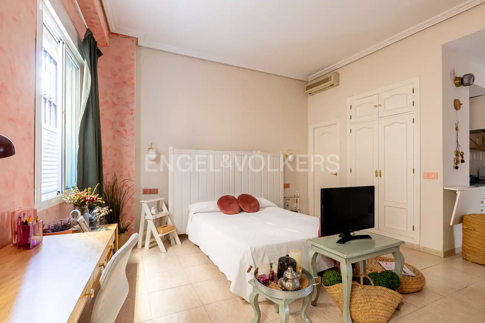 Study for rent in Santa Catalina