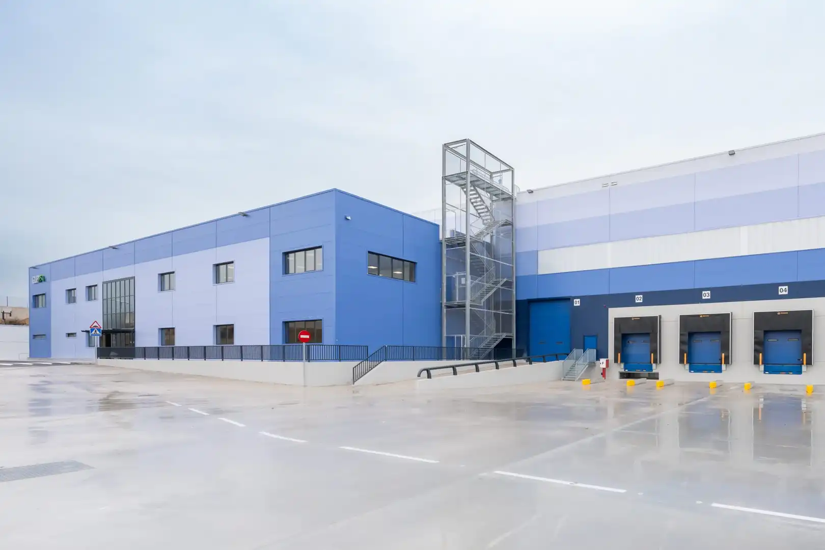 Vista exterior de Nave industrial de alquiler en Escalona con Calefacción y Alarma