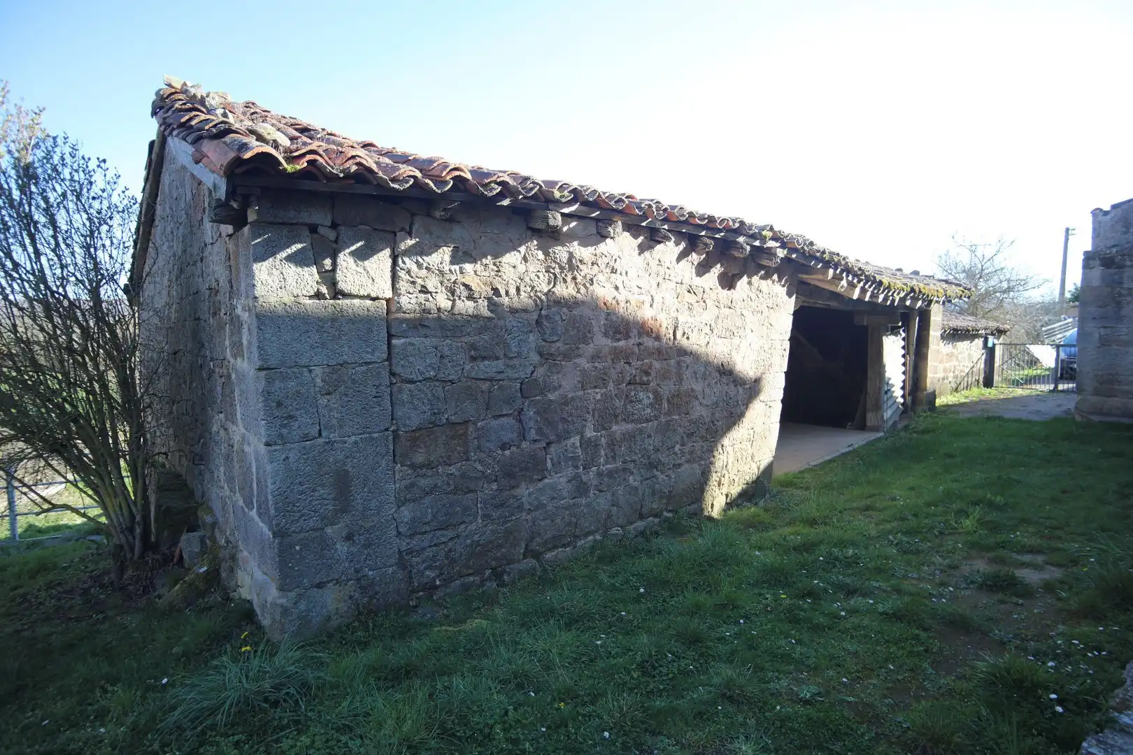 Außenansicht von Country house zum Verkauf in Valdeprado del Río mit Privatgarten