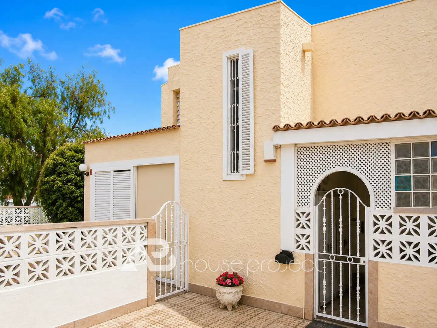Vista exterior de Casa o xalet en venda en Adeje amb Aire condicionat, Jardí privat i Terrassa