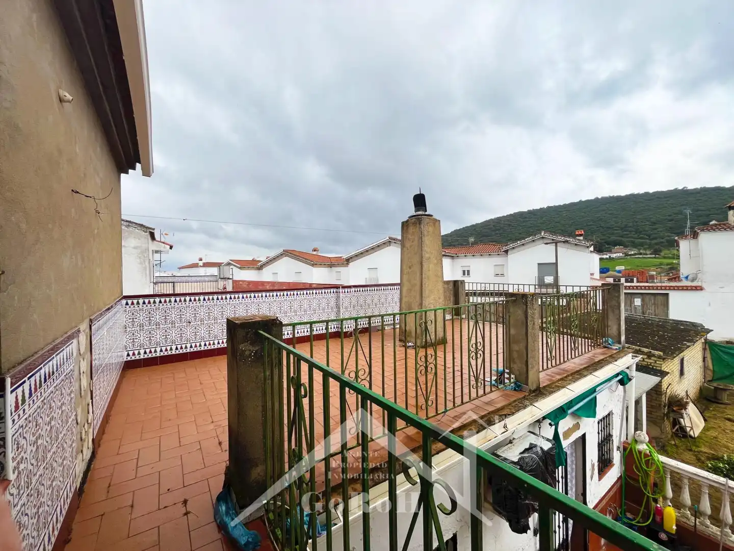 Vista exterior de Casa o xalet en venda en Almadén de la Plata amb Jardí privat, Terrassa i Traster