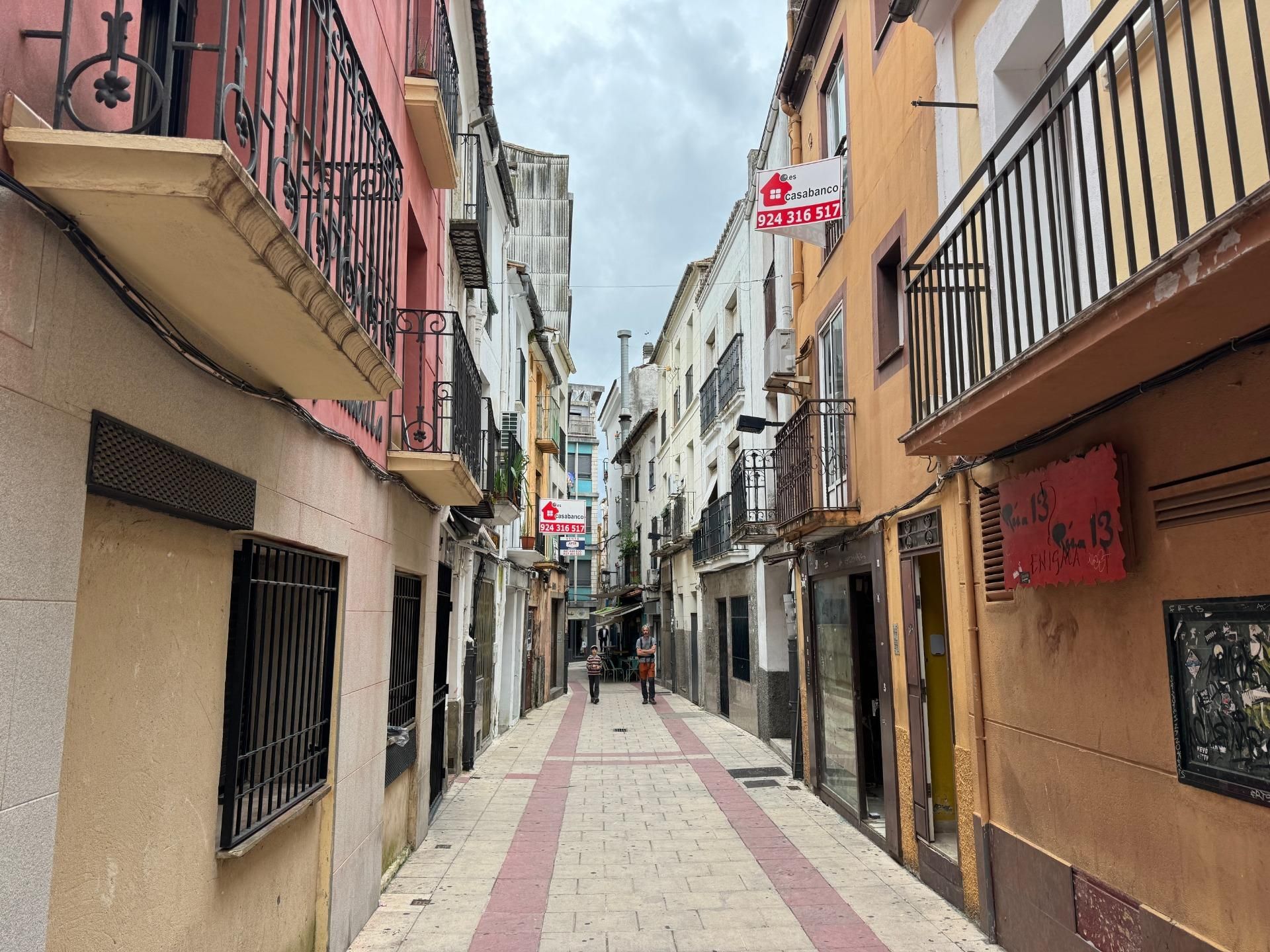 Vista exterior de Pis en venda en Plasencia amb Terrassa