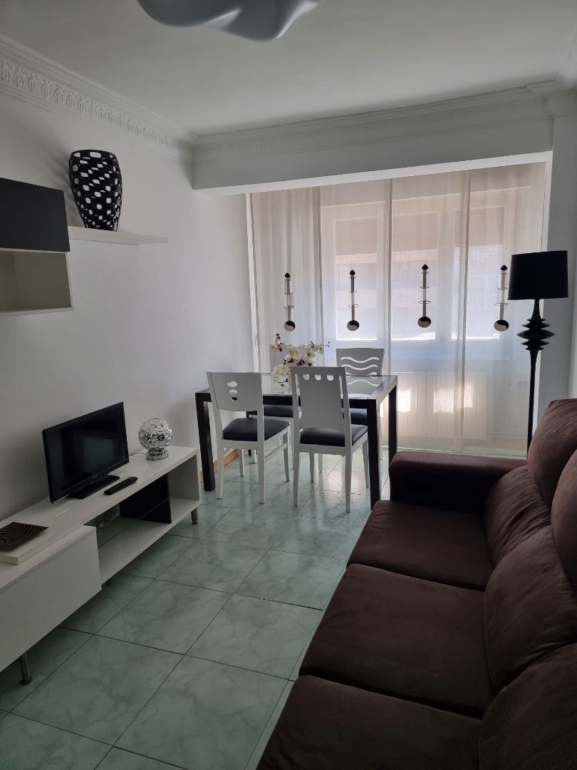 Sala d'estar de Pis de lloguer en  Zaragoza Capital amb Calefacció, Moblat i Forn