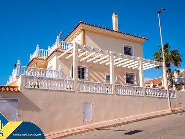Detached house with pool for sale in Playa de los Locos