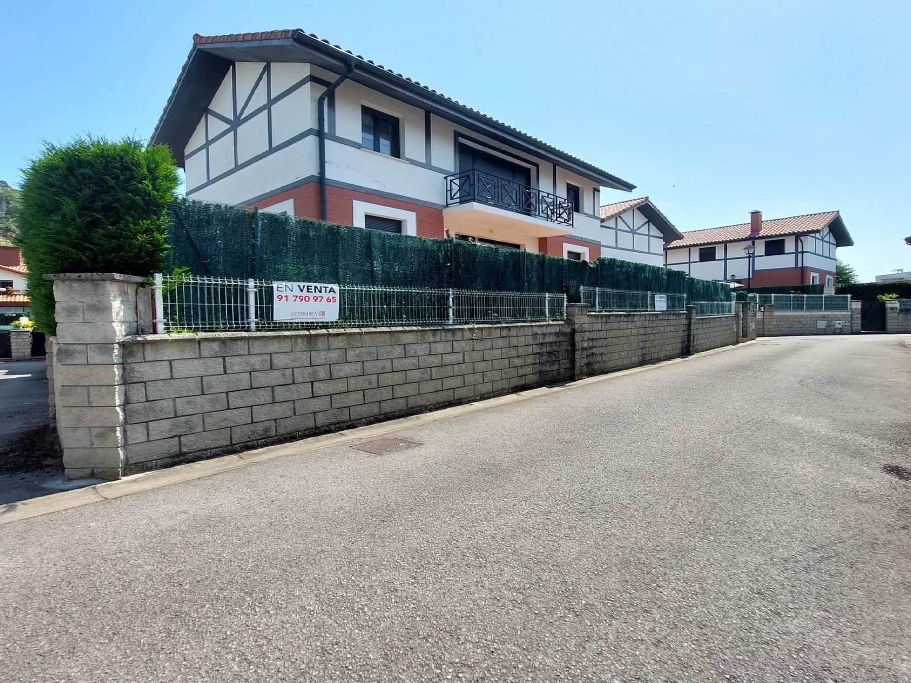 Vista exterior de Casa o xalet en venda en Castro-Urdiales amb Jardí privat, Terrassa i Piscina comunitària