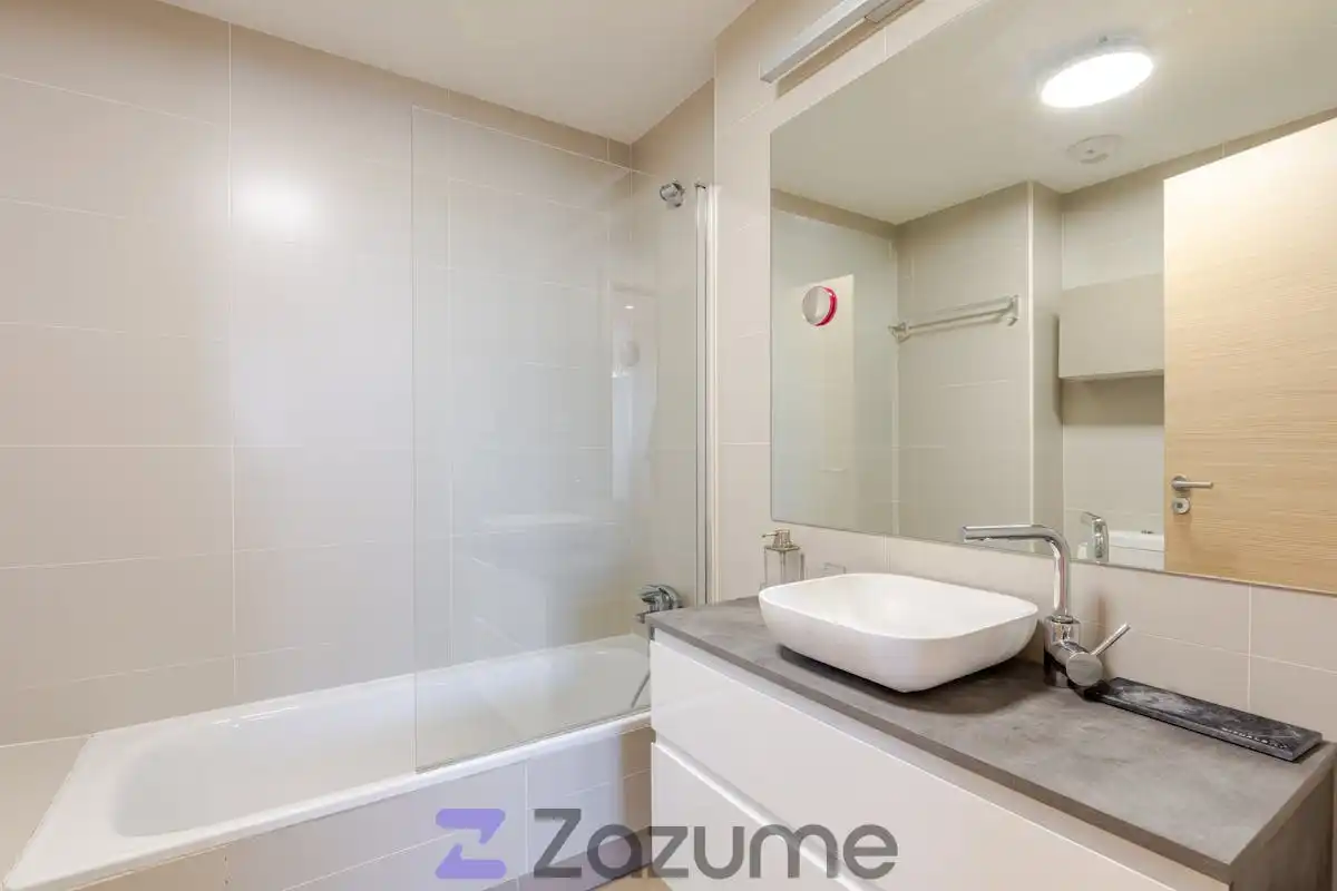 Bathroom of Flat for rent in Madrid  with Air Conditioner, Heating and Private garden