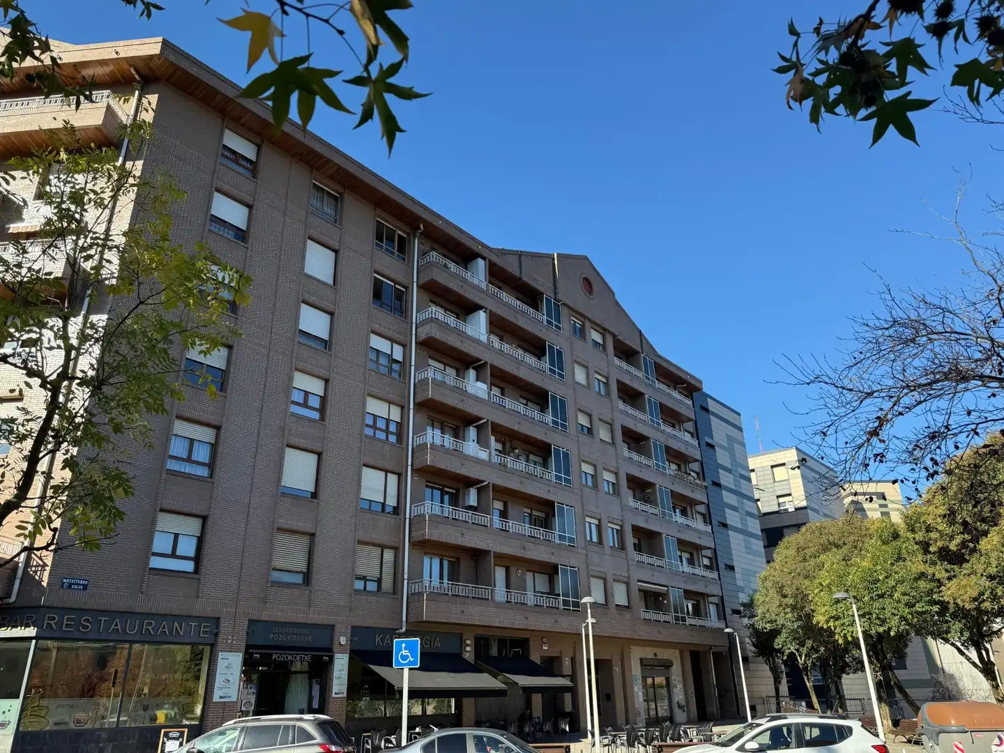 Vista exterior de Piso en venta en Basauri  con Calefacción, Trastero y Amueblado