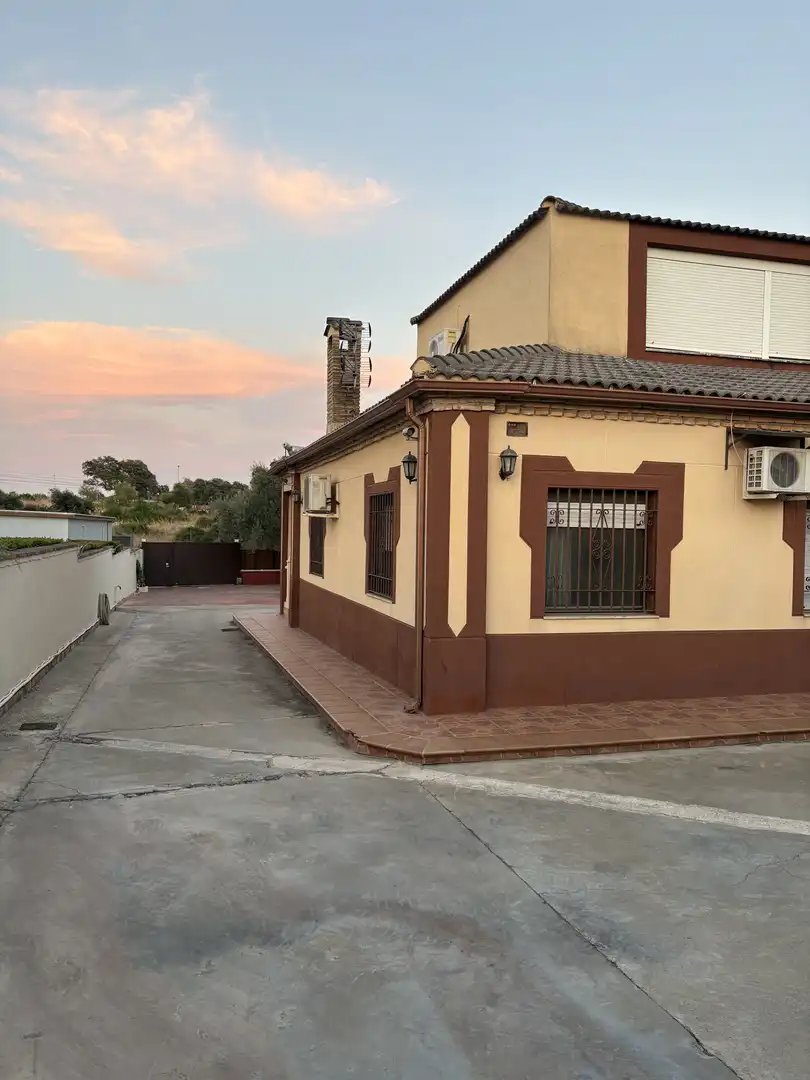 Vista exterior de Casa o xalet en venda en  Córdoba Capital amb Aire condicionat, Terrassa i Piscina