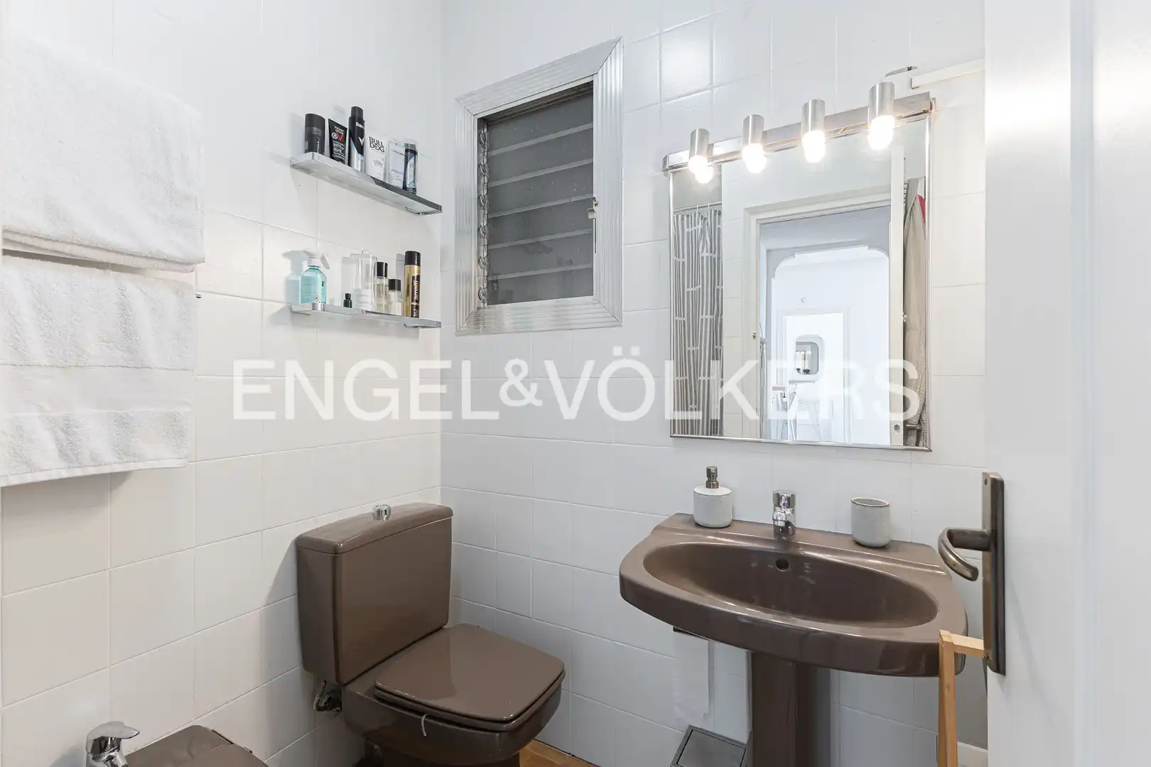 Baño de Ático en venta en Barcelona con Calefacción y Parquet