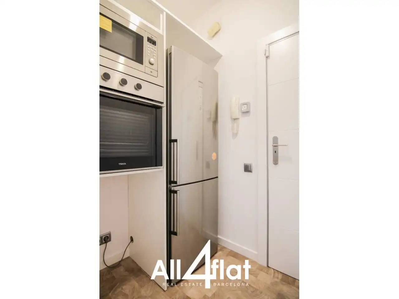 Cocina de Estudio de alquiler en Barcelona con Alarma