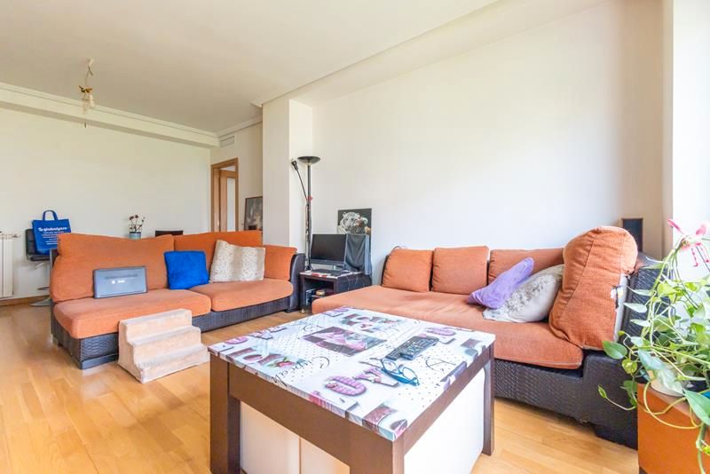 Sala de estar de Piso en venta en  Madrid Capital con Calefacción, Jardín privado y Parquet