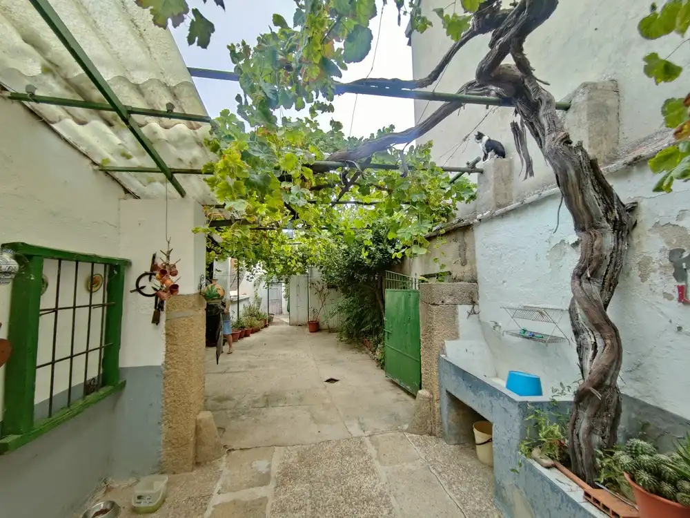 Vista exterior de Casa o xalet en venda en Azután amb Calefacció i Traster