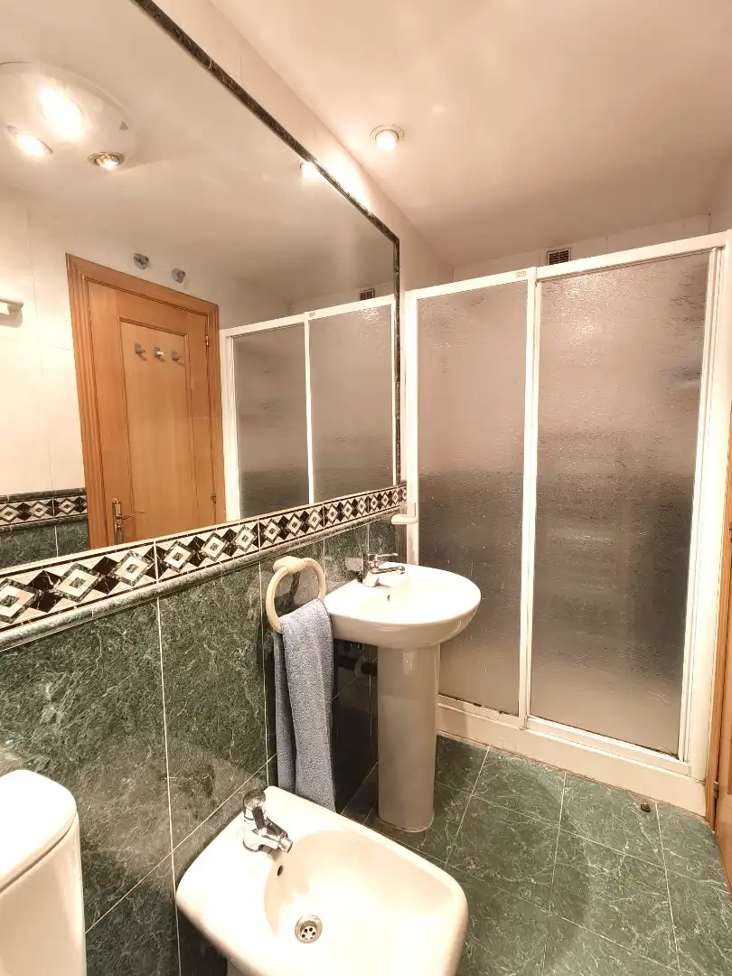Badezimmer von Wohnung zum Verkauf in Madrid mit Klimaanlage, Heizung und Abstellraum