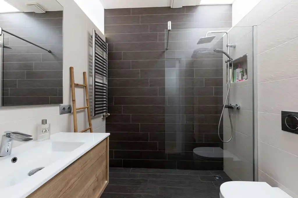 Badezimmer von Haus oder Chalet zum Verkauf in Badalona mit Klimaanlage, Heizung und Parkett