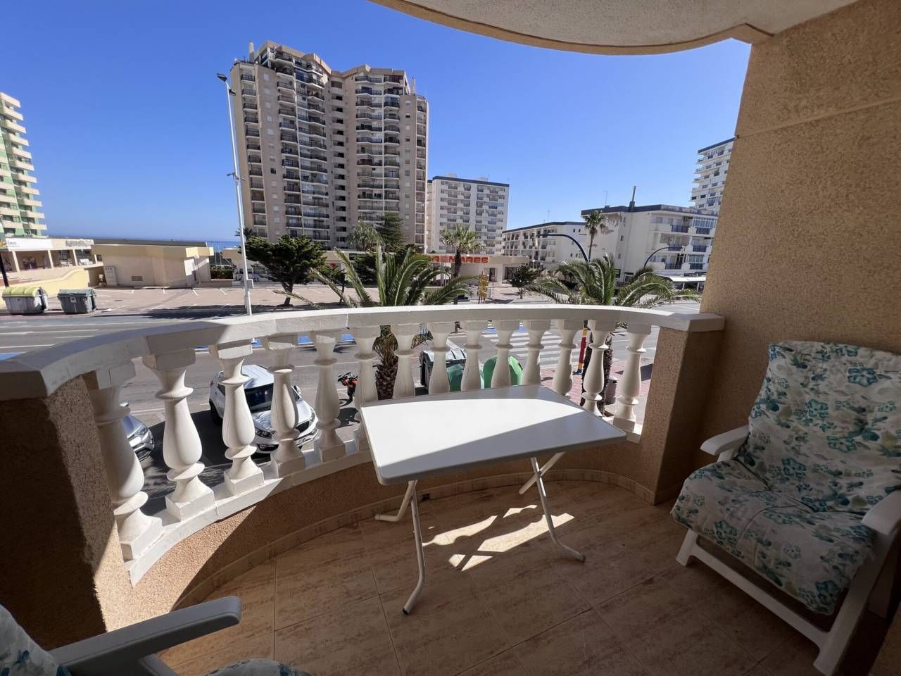 Terrasse von Wohnung zum Verkauf in La Manga del Mar Menor mit Klimaanlage, Terrasse und Möbliert