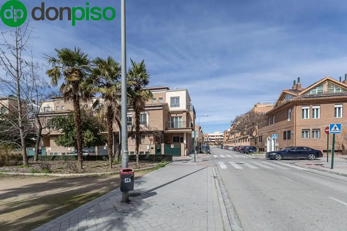 Vista exterior de Casa adosada en venta en Granada con Calefacción, Jardín privado y Terraza
