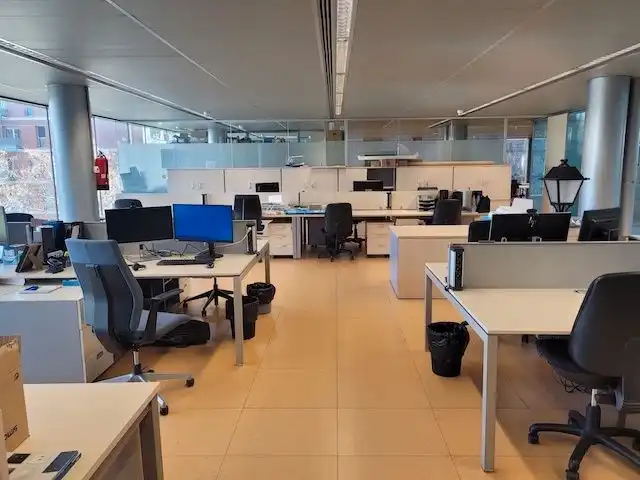 Büro zur Miete in Barcelona mit Klimaanlage, Heizung und Terrasse
