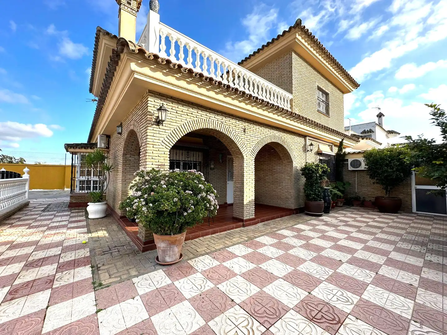 Vista exterior de Casa o xalet en venda en El Puerto de Santa María amb Aire condicionat, Jardí privat i Terrassa