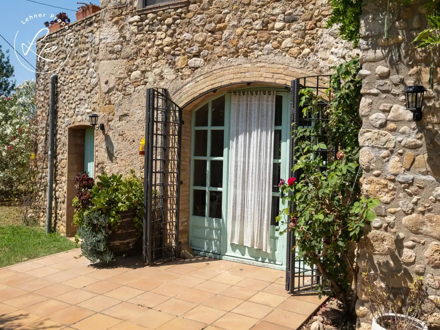 Vista exterior de Finca rústica en venda en Navata amb Aire condicionat, Calefacció i Jardí privat