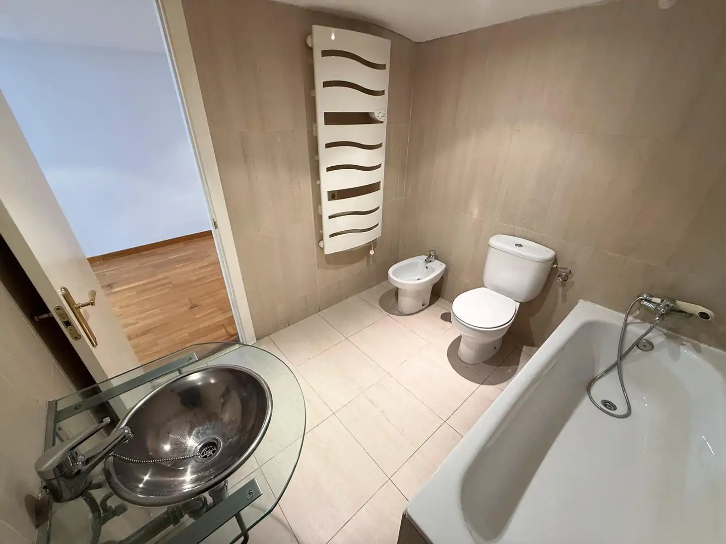 Badezimmer von Büro zum Verkauf in Madrid