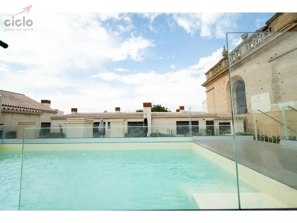 Piscina de Piso de alquiler en Sevilla con Terraza, Piscina y Amueblado