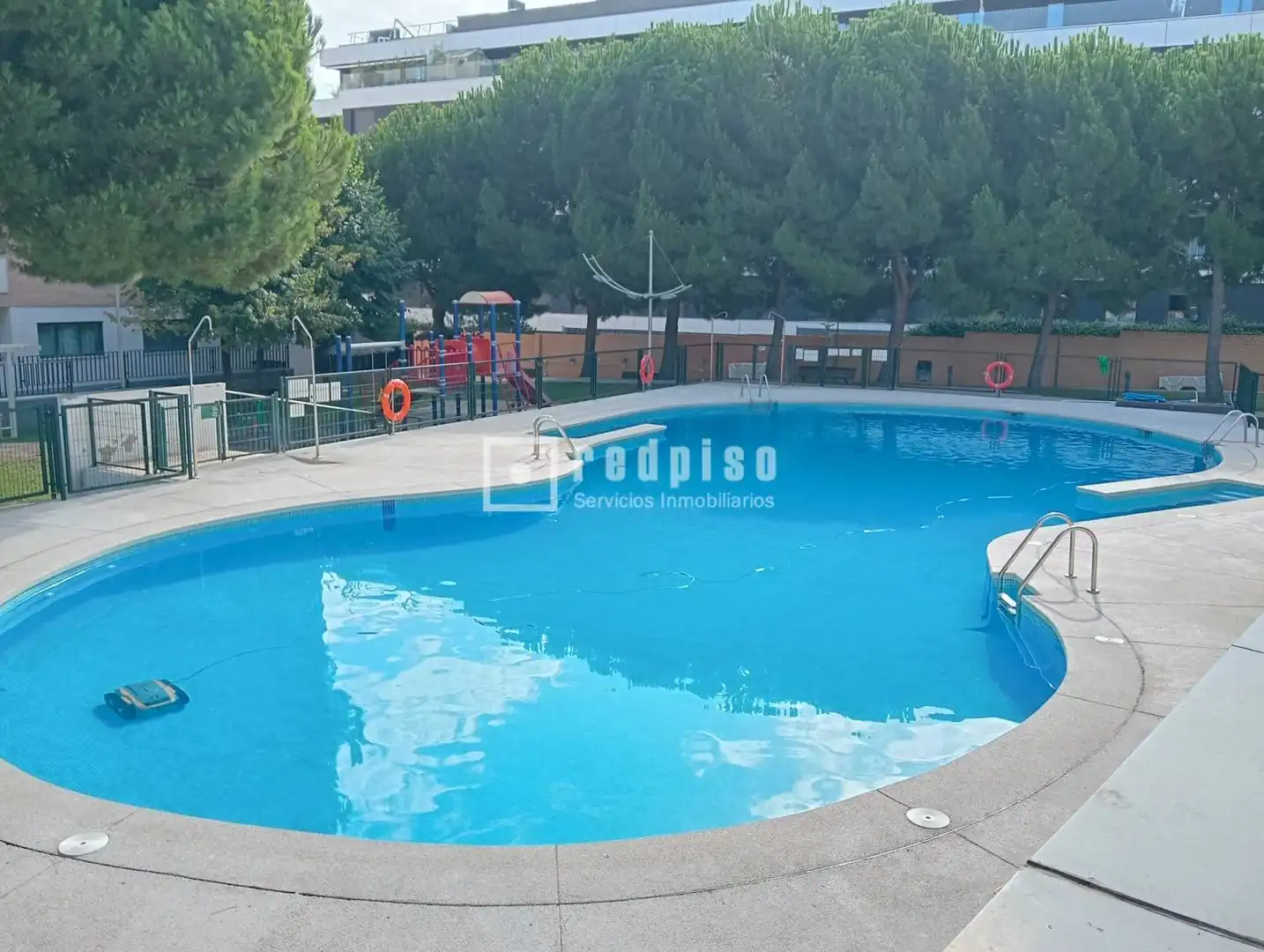 Piscina de Pis de lloguer en Madrid amb Aire condicionat, Calefacció i Jardí privat