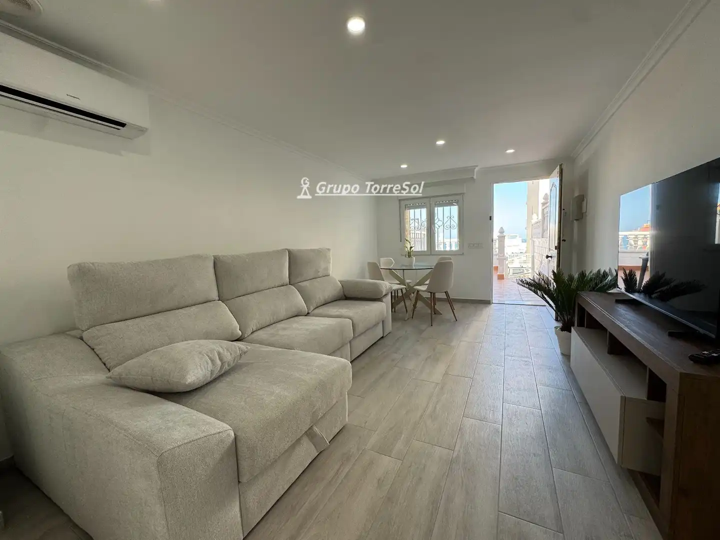 Sala de estar de Casa adosada en venta en Elche / Elx con Aire acondicionado, Calefacción y Terraza