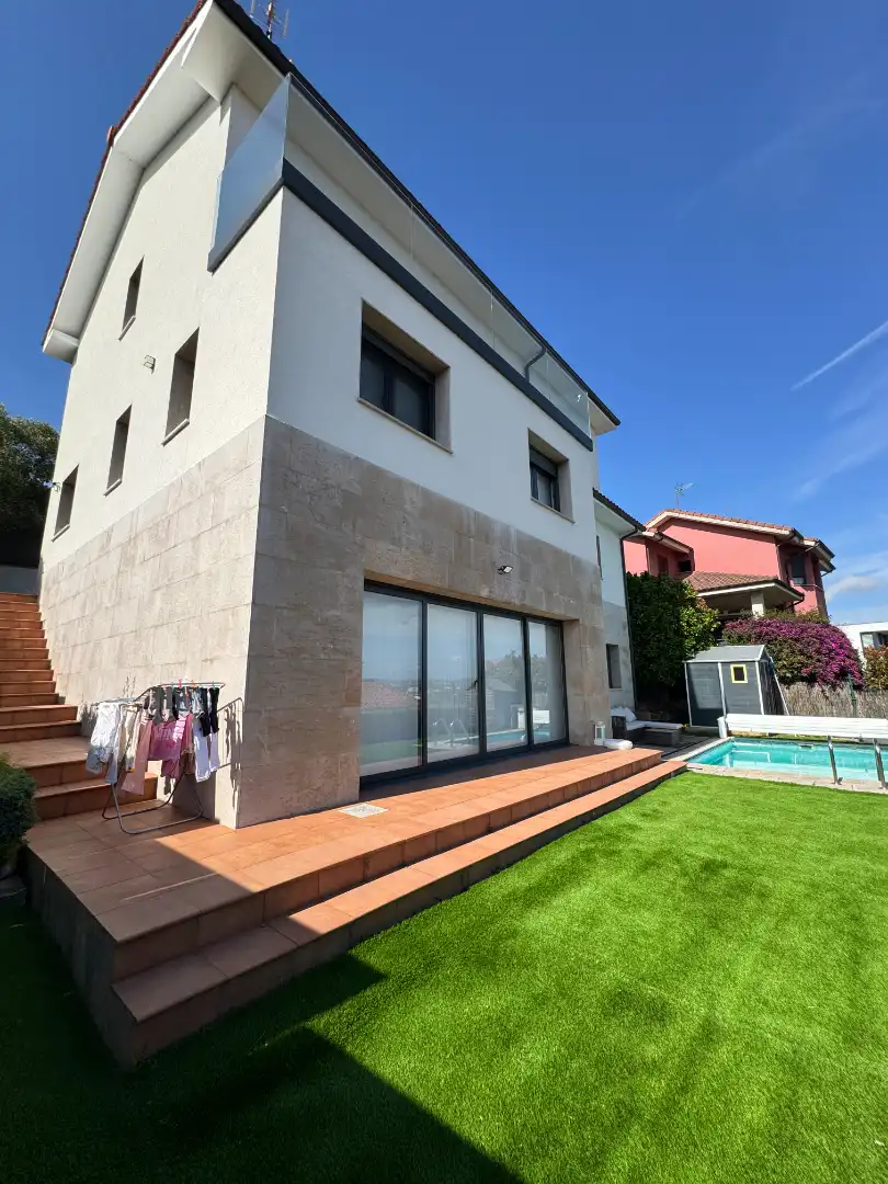 Vista exterior de Casa o xalet en venda en Avilés amb Calefacció, Jardí privat i Parquet
