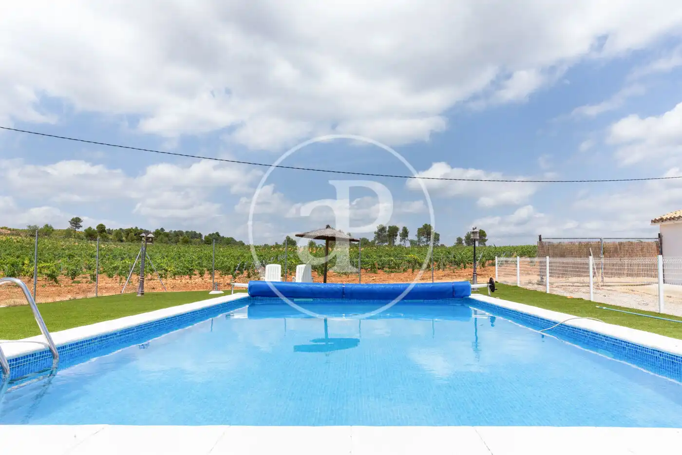Piscina de Finca rústica en venda en Requena amb Aire condicionat, Calefacció i Jardí privat