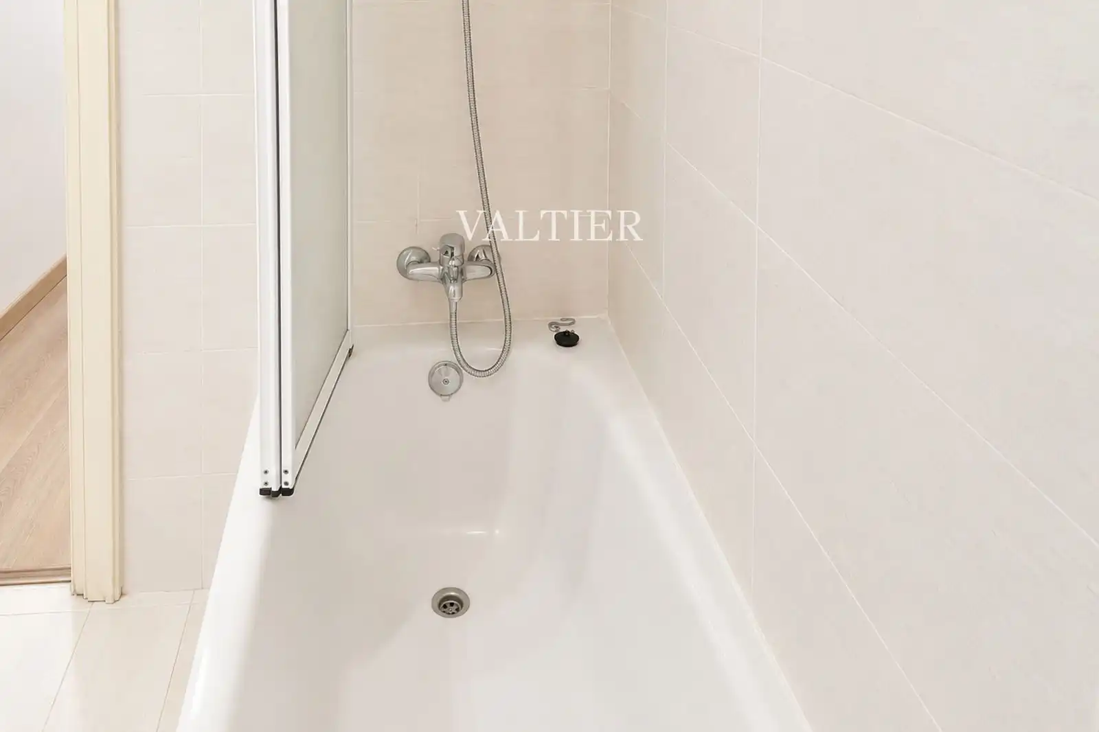 Bathroom of Flat for rent in Madrid  with Air Conditioner, Heating and Terrace