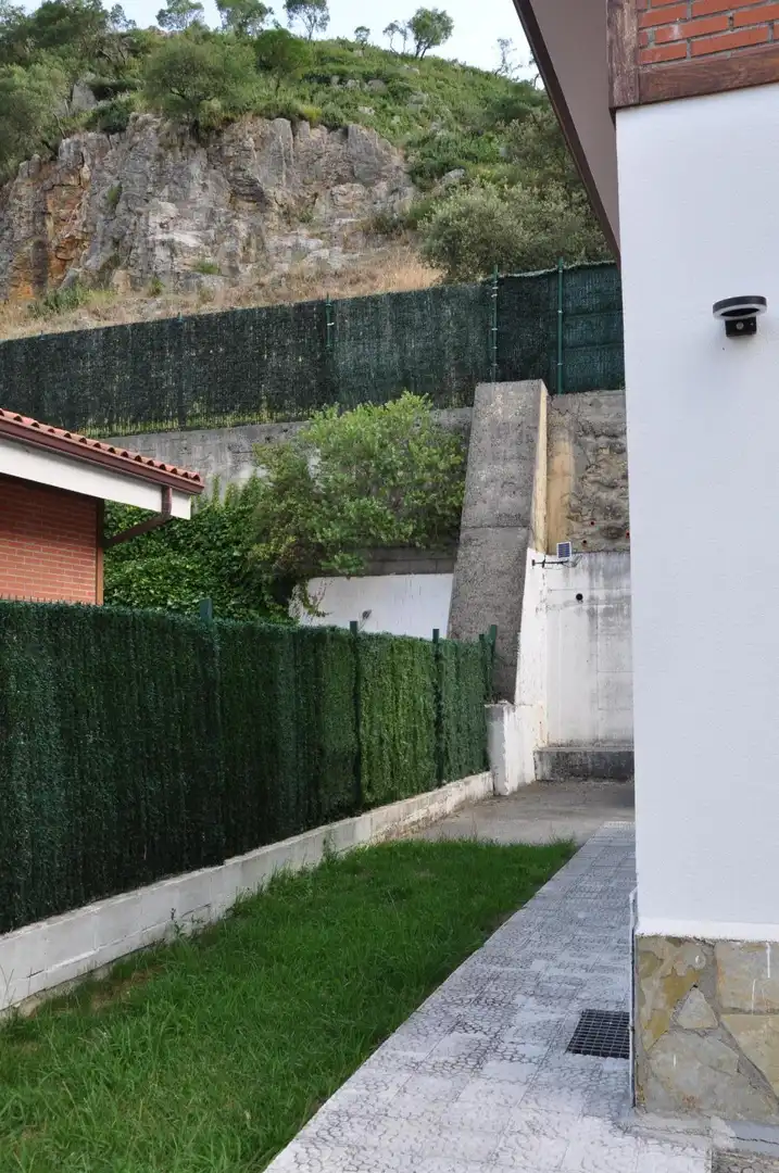 Vista exterior de Casa o chalet en venta en Castro-Urdiales con Calefacción, Jardín privado y Terraza