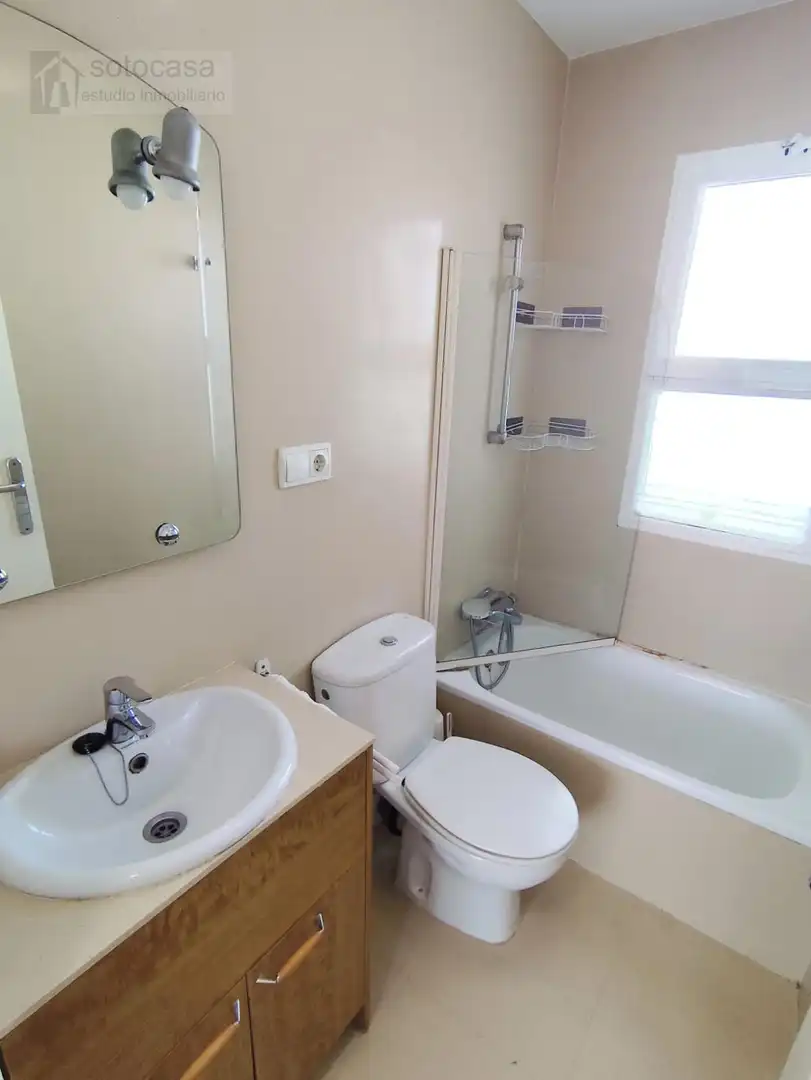 Baño de Ático en venta en Valladolid con Calefacción, Trastero y Amueblado