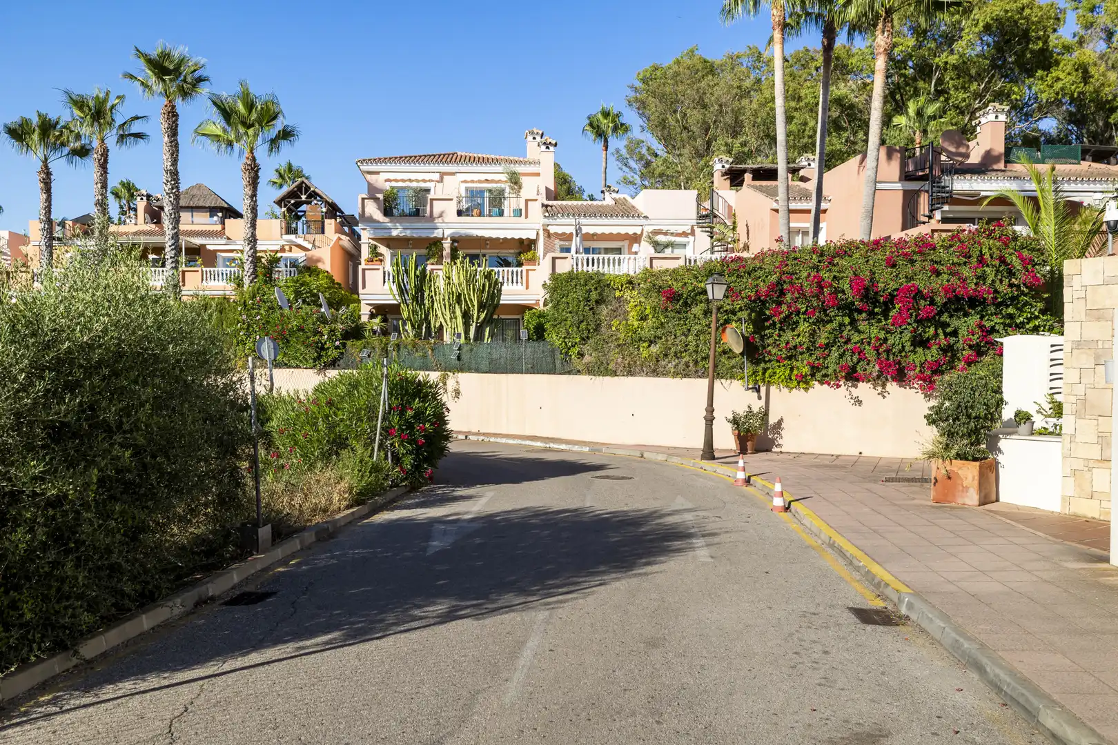 Vista exterior de Àtic en venda en Estepona amb Aire condicionat, Terrassa i Piscina
