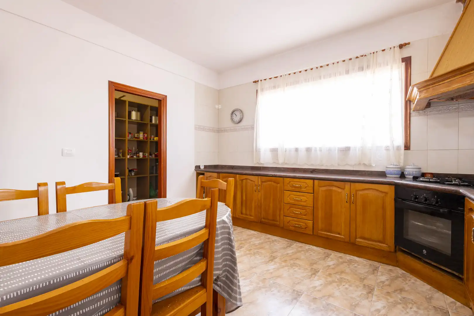 Küche von Einfamilien-Reihenhaus zum Verkauf in Los Realejos mit Privatgarten, Terrasse und Abstellraum