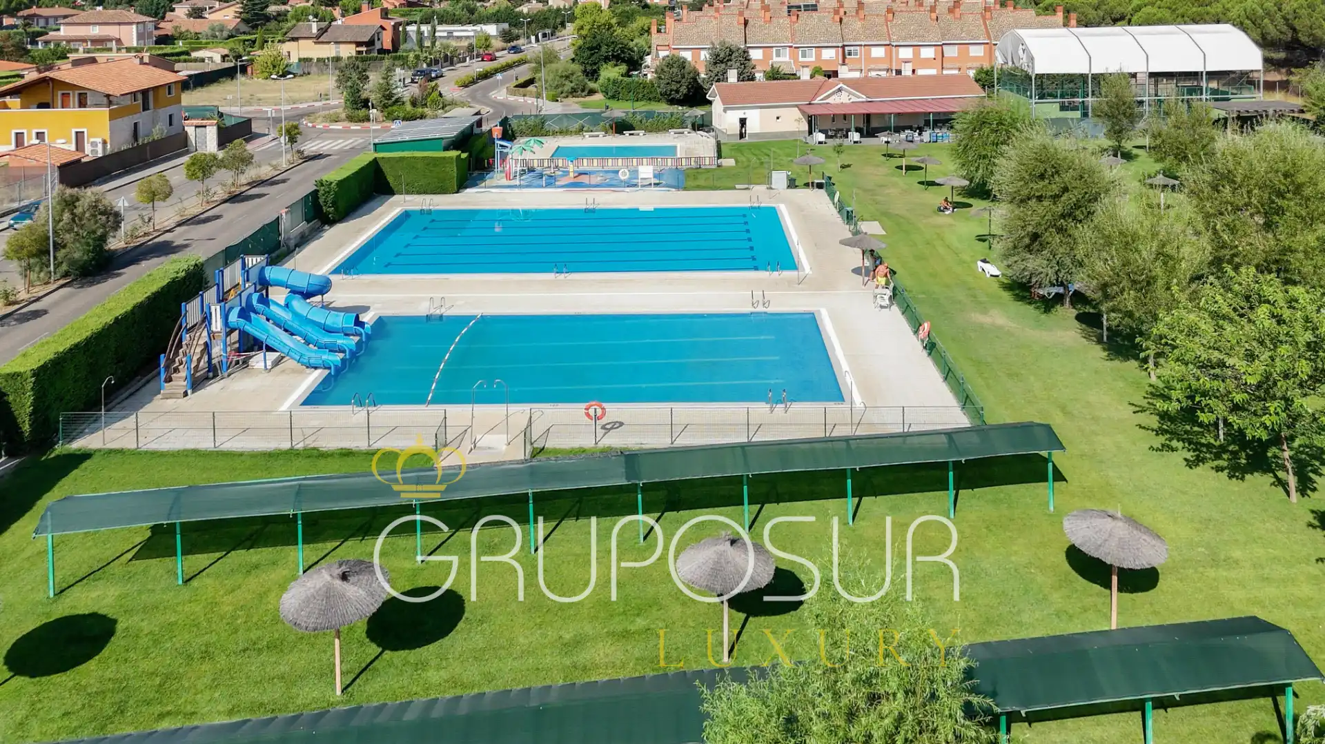 Schwimmbecken von Einfamilien-Reihenhaus zum Verkauf in Aldeamayor de San Martín mit Heizung, Privatgarten und Parkett