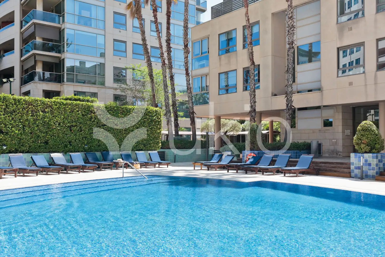 Piscina de Apartament de lloguer en Barcelona amb Aire condicionat, Calefacció i Terrassa