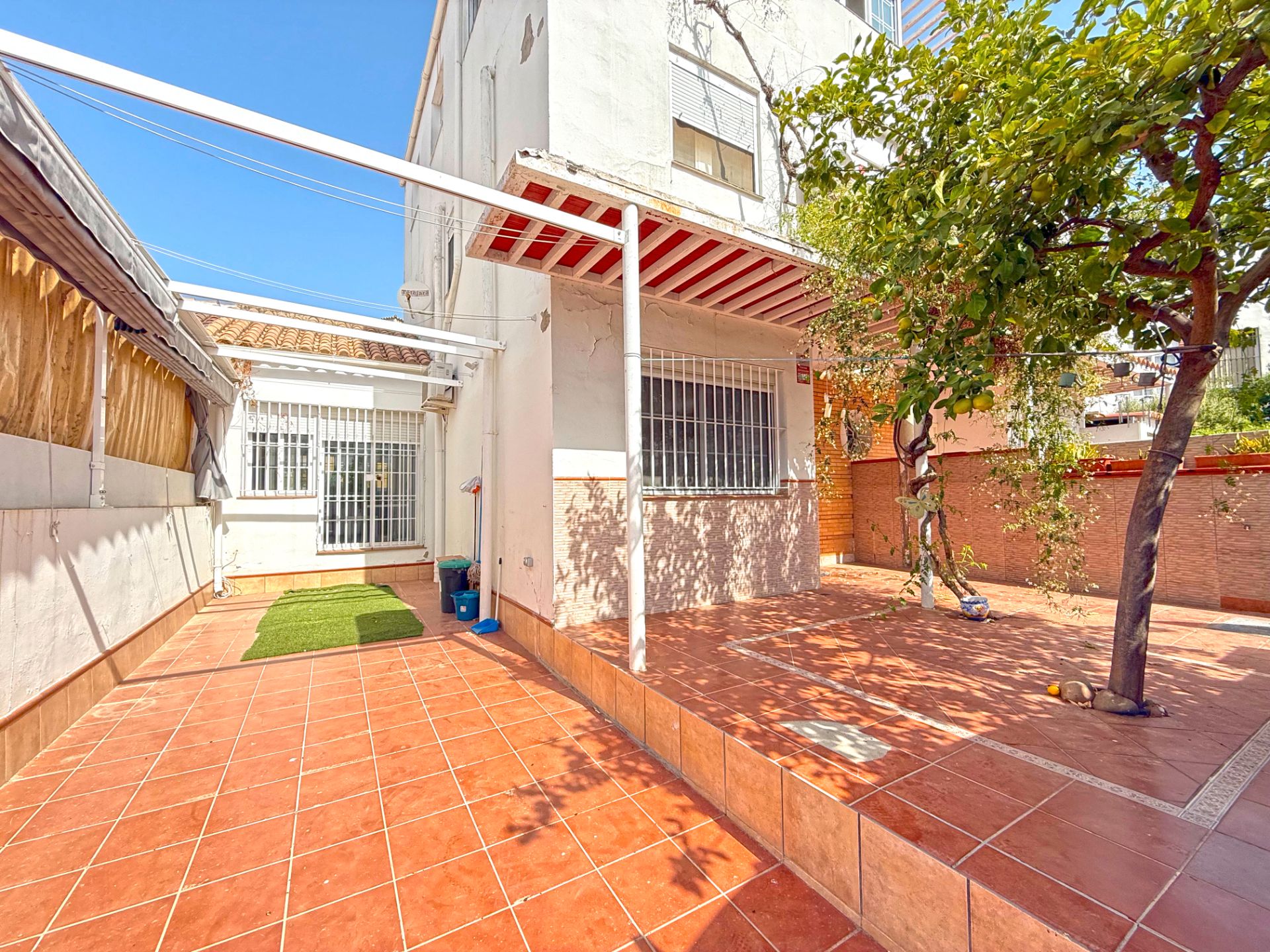 Exterior view of Single-family semi-detached for sale in Mairena del Aljarafe  with Private garden, Terrace and Storage room