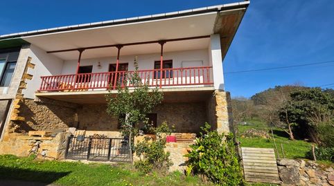 Una casa de piedra sacada de un cuento a los pies de un arroyo