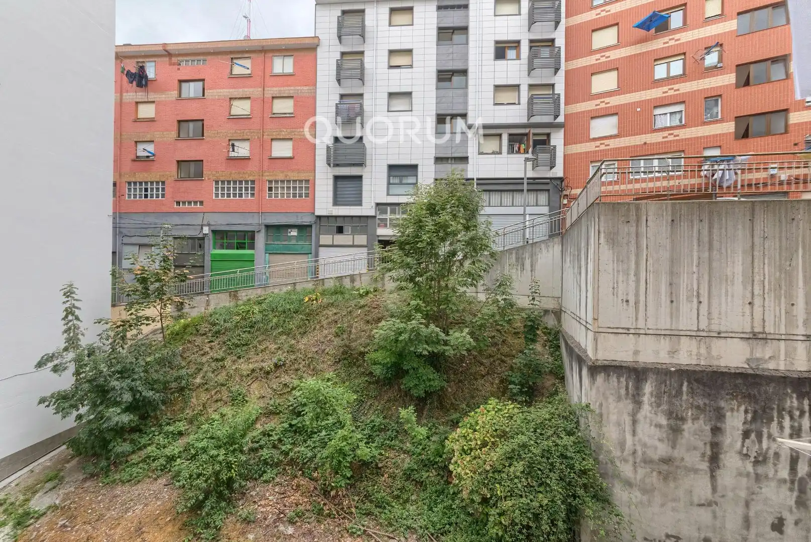 Vista exterior de Pis en venda en Basauri  amb Calefacció i Balcó