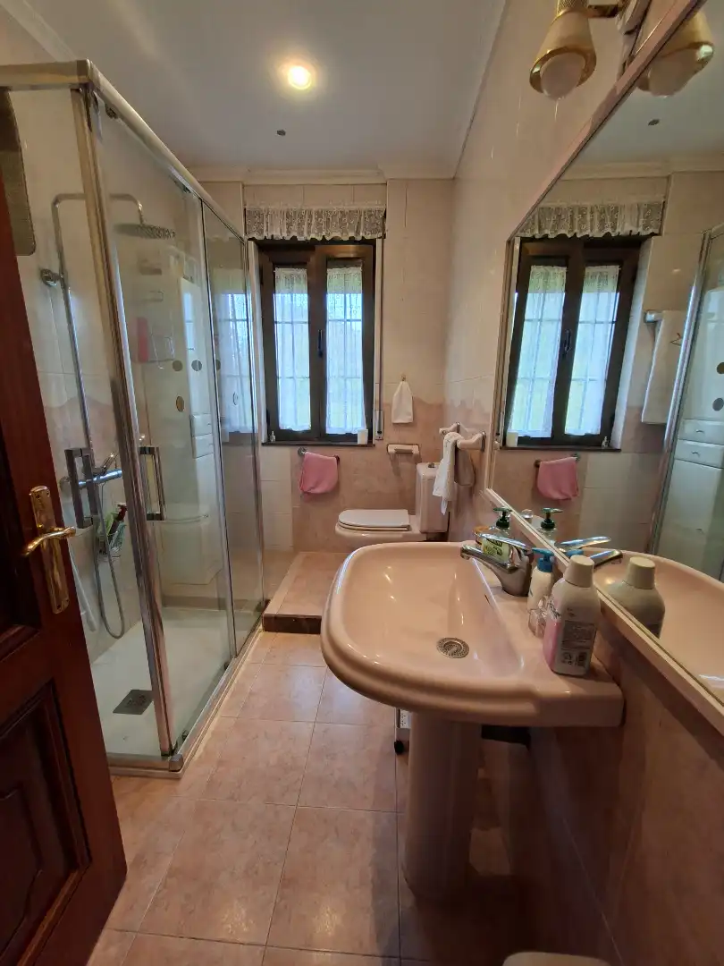 Bathroom of Houses for sale in Soto del Barco  with Heating, Private garden and Parquet flooring