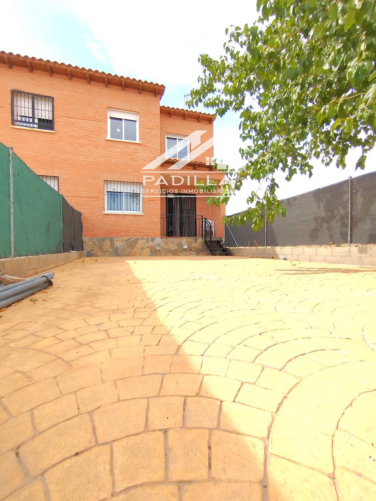 Jardí de Casa adosada en venda en Camarena amb Calefacció, Terrassa i Traster