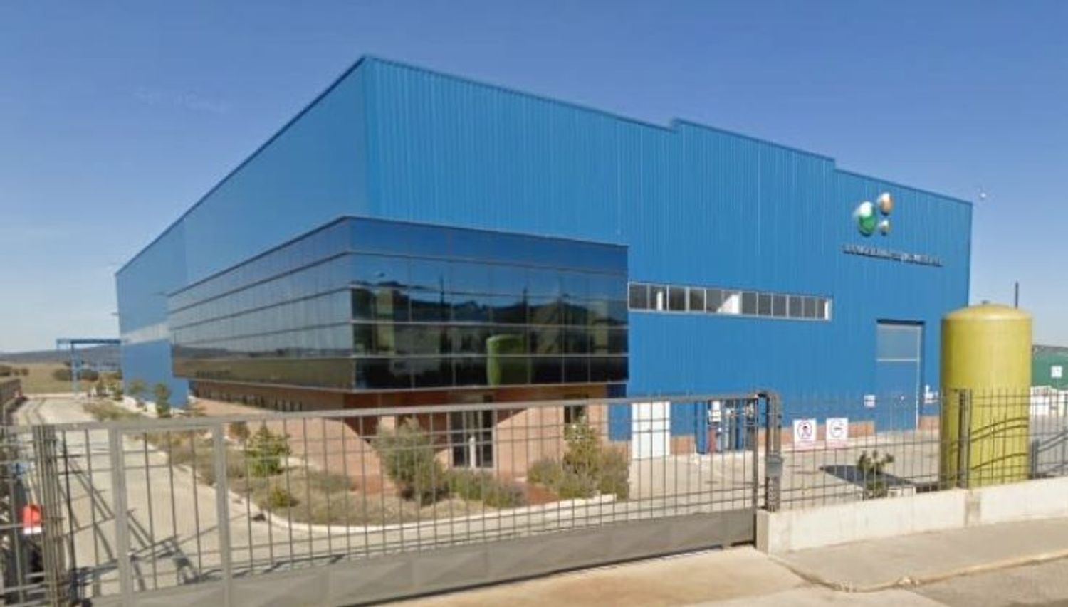 Vista exterior de Nau industrial en venda en Almadén