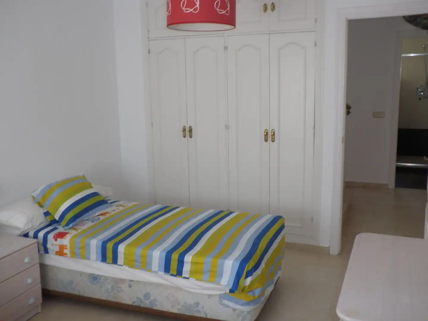 Dormitori de Casa adosada en venda en Estepona amb Aire condicionat, Terrassa i TV