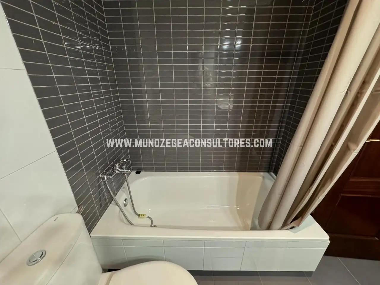 Bathroom of Flat for rent in Lucena  with Air Conditioner, Heating and Storage room