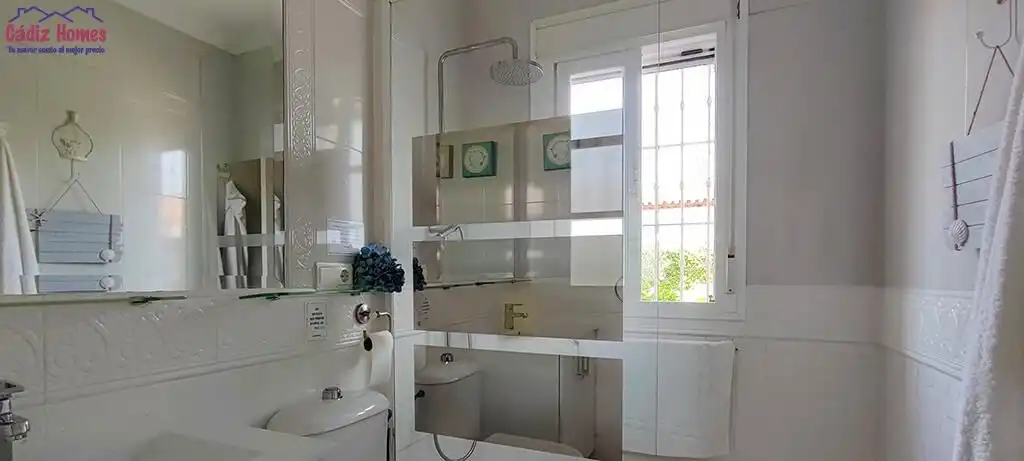 Bathroom of Houses for sale in Chiclana de la Frontera  with Air Conditioner, Heating and Private garden