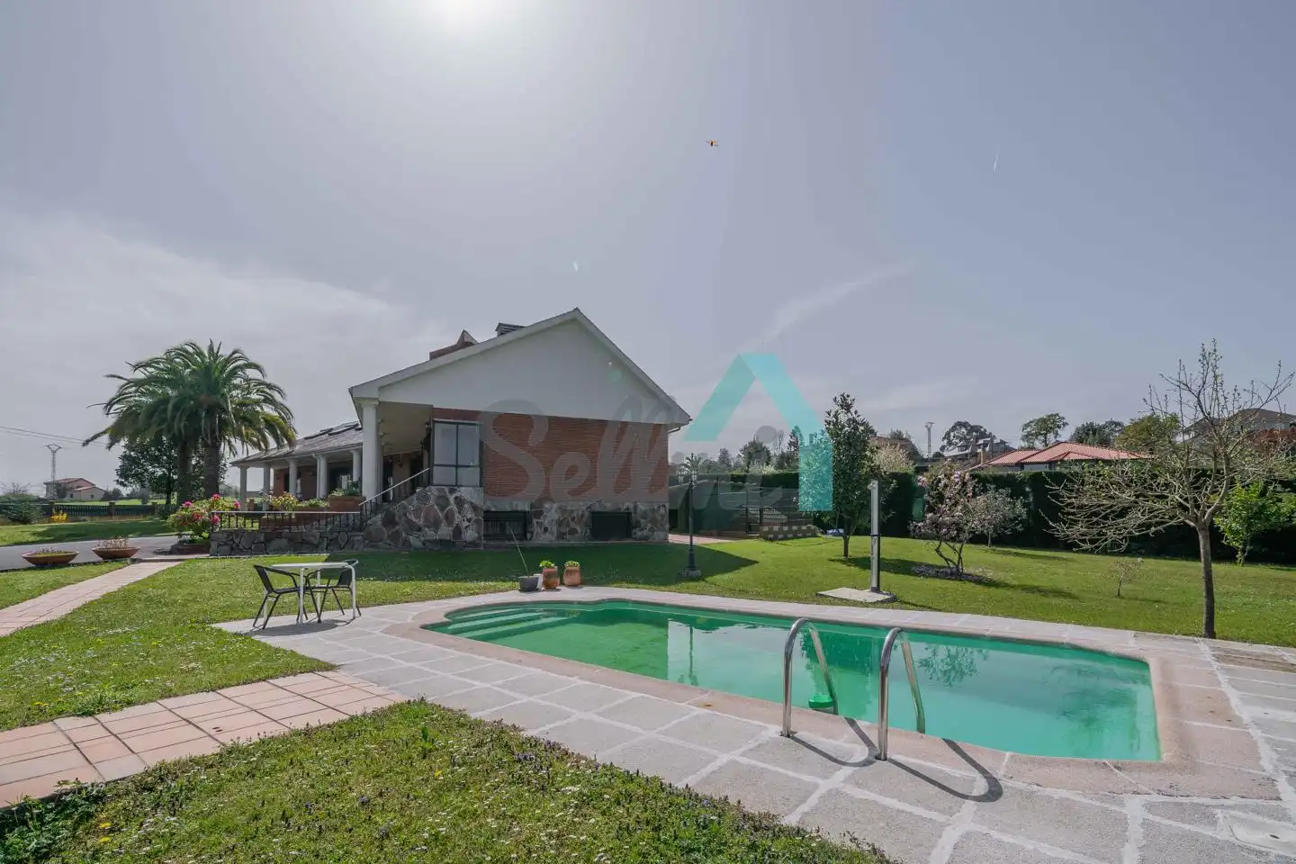 Piscina de Casa o xalet en venda en Oviedo  amb Calefacció, Jardí privat i Parquet