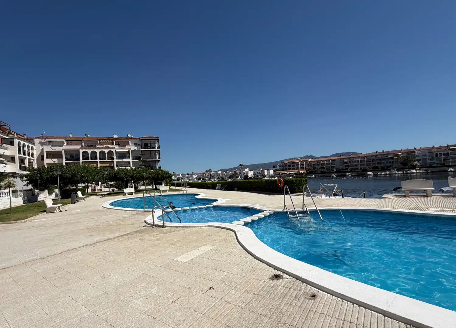 Piscina de Apartament en venda en Empuriabrava amb Aire condicionat, Terrassa i Moblat