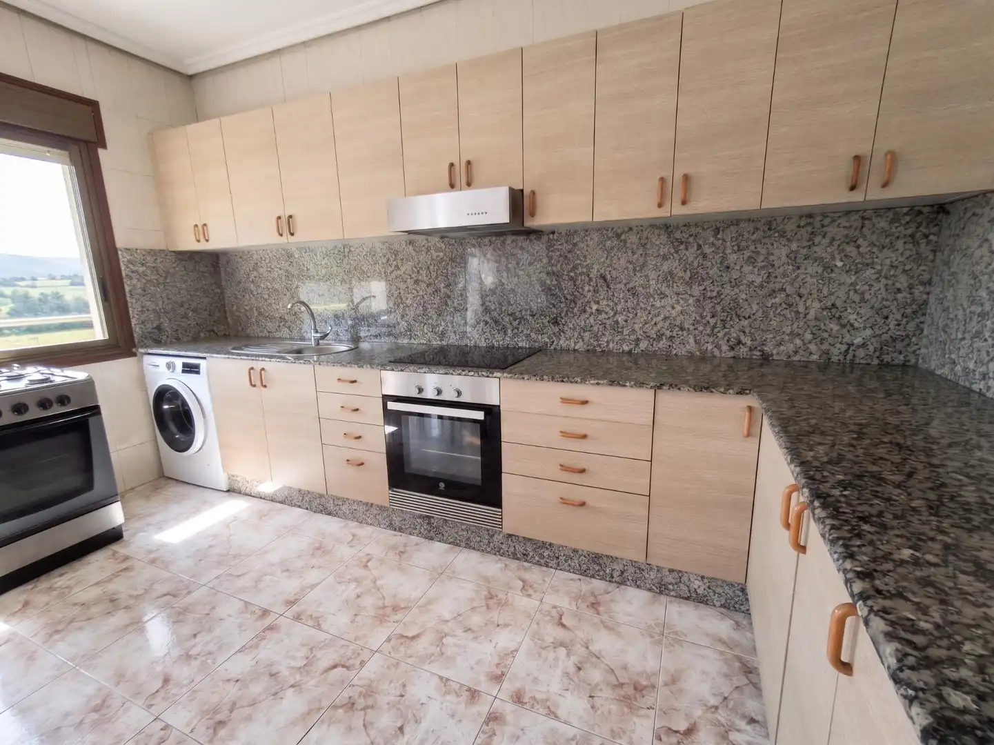 Cocina de Casa o chalet en venta en Ourense Capital  con Calefacción, Jardín privado y Terraza