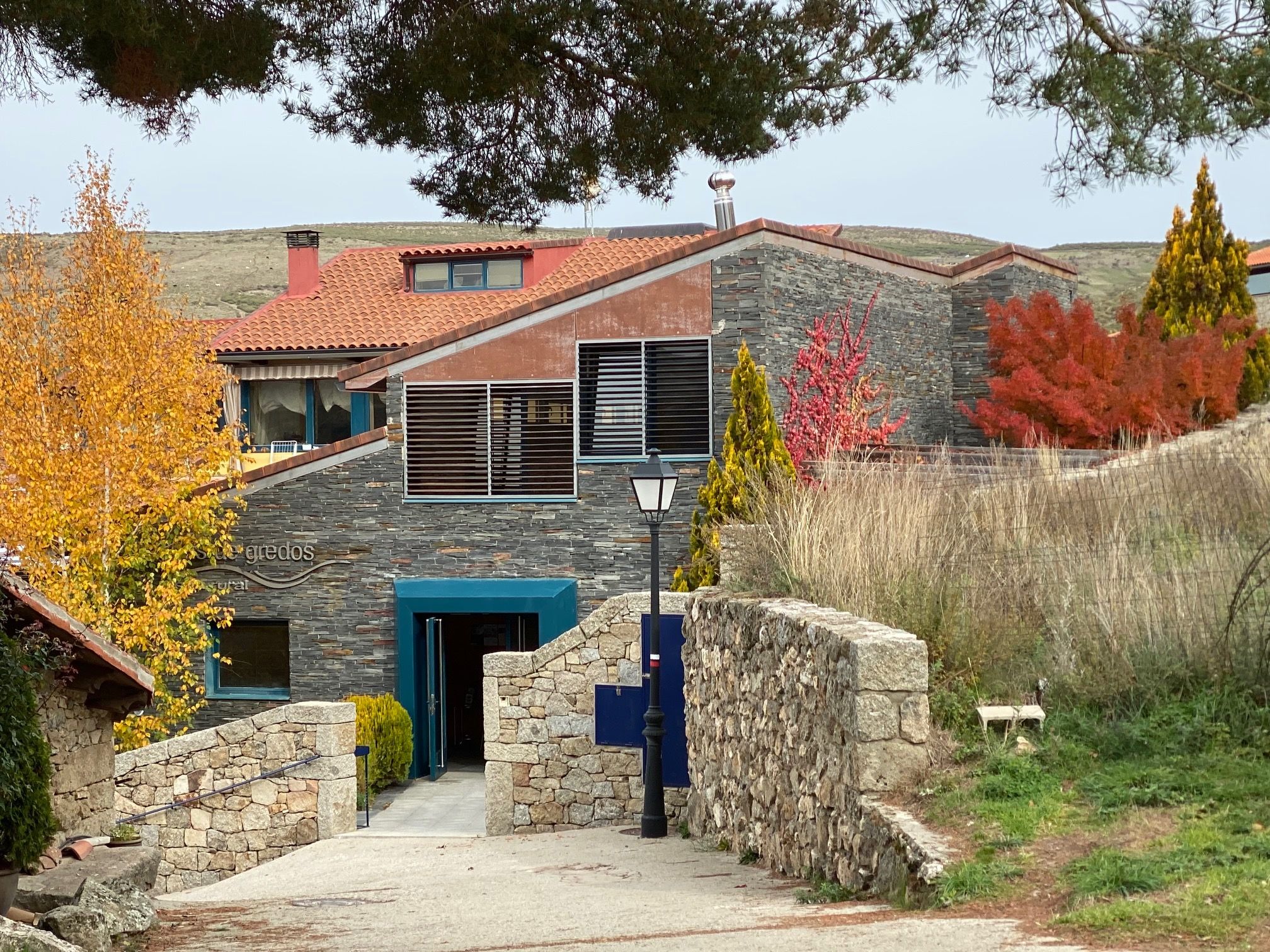 Exterior view of Single-family semi-detached for sale in Hoyos del Espino  with Heating, Parquet flooring and Jacuzzi