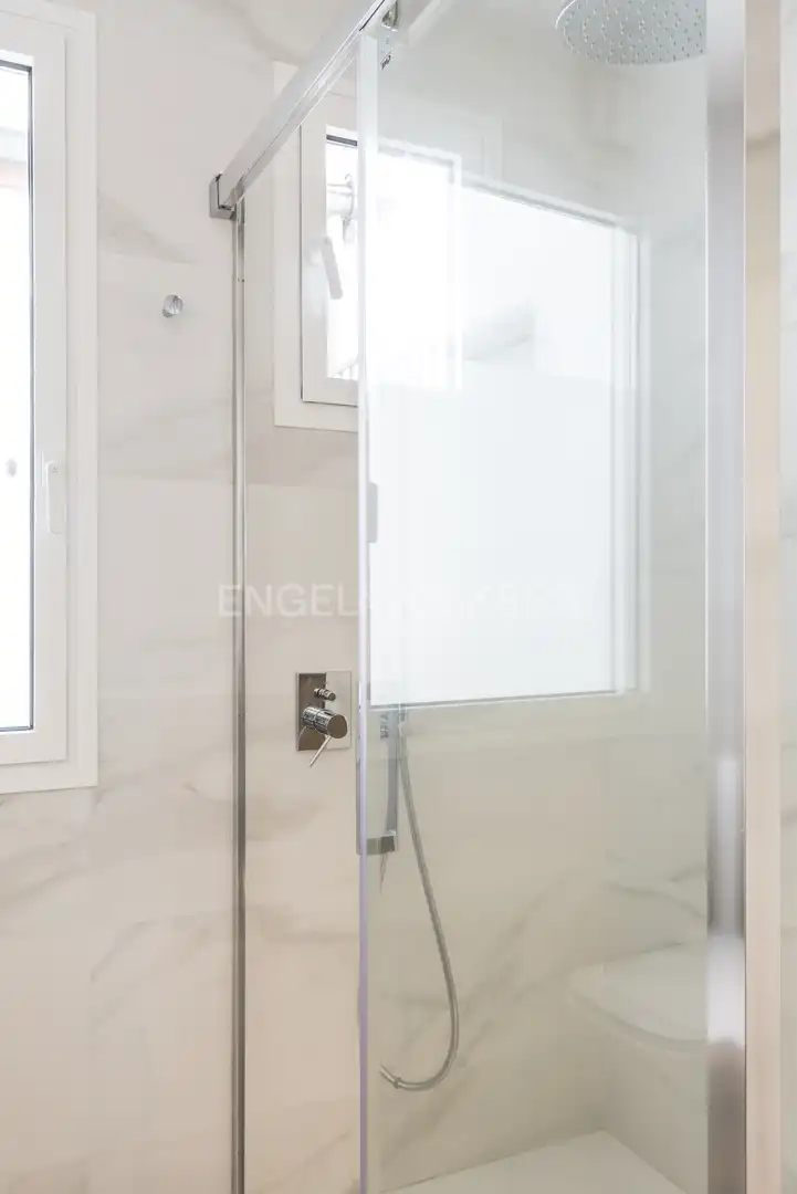 Badezimmer von Dachboden zum Verkauf in Madrid mit Klimaanlage, Heizung und Terrasse
